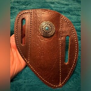 🔥🔥This gorgeous LEATHER sheath w/ silver concho, turquoise stone in the middle